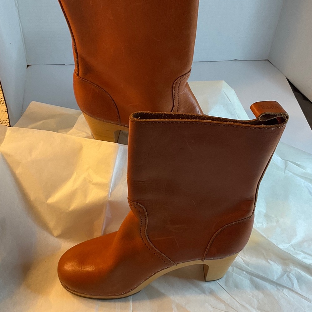 Stylish Tan Leather Heeled Boots